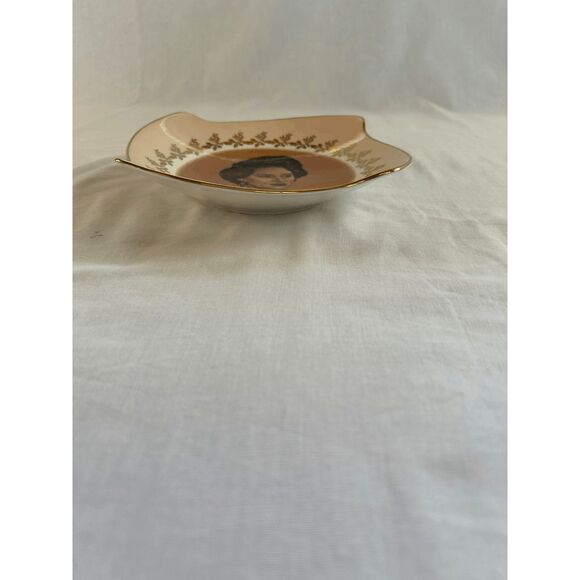 Queen Margaret Commemorative Bone China Plate, Visit to Canada, 1958 Gold Rimmed - Picture 5 of 5